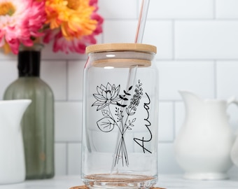 Copo de café gelado personalizado com flor de nascimento, copo de vidro de 473 ml, copo de cerveja personalizado com tampa e canudo, presente para madrinhas, convite para madrinhas