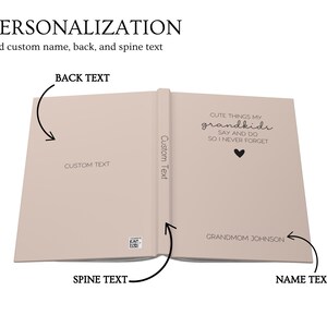 Puede incluir: Diario abierto con una cubierta de color beige claro, con el texto "CUTE THINGS MY grandkids SAY AND DO SO I NEVER FORGET" y un s&iacute;mbolo de coraz&oacute;n. El diario est&aacute; dise&ntilde;ado para la personalizaci&oacute;n con texto personalizado en la parte posterior, el lomo y el interior.