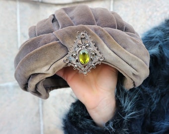 VINTAGE Turban hat with metal ornament and green gem