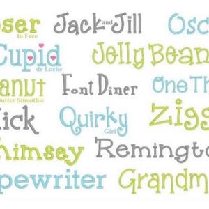 Pu&ograve; includere: Una collezione di campioni di testo ricamato con fili verde chiaro, azzurro e grigio. Le parole includono Closer, Jack and Jill, Oscar, Cupid, Jelly Bean, Peanut, Font Diner, One Thing, Nick, Quirky, Ziggy, Whimsey, Remington, Typewriter e Grandmas.