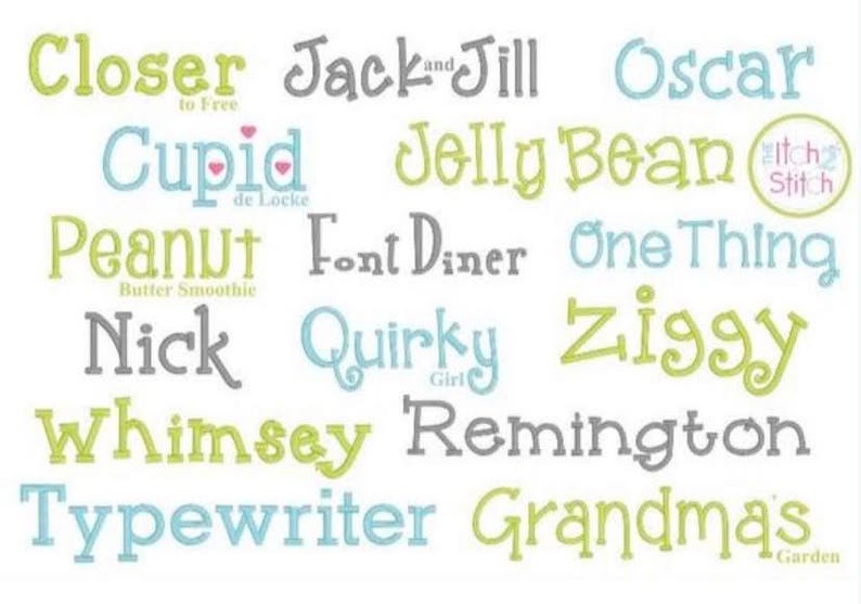 Pu&ograve; includere: Una collezione di campioni di testo ricamato con fili verde chiaro, azzurro e grigio. Le parole includono Closer, Jack and Jill, Oscar, Cupid, Jelly Bean, Peanut, Font Diner, One Thing, Nick, Quirky, Ziggy, Whimsey, Remington, Typewriter e Grandmas.