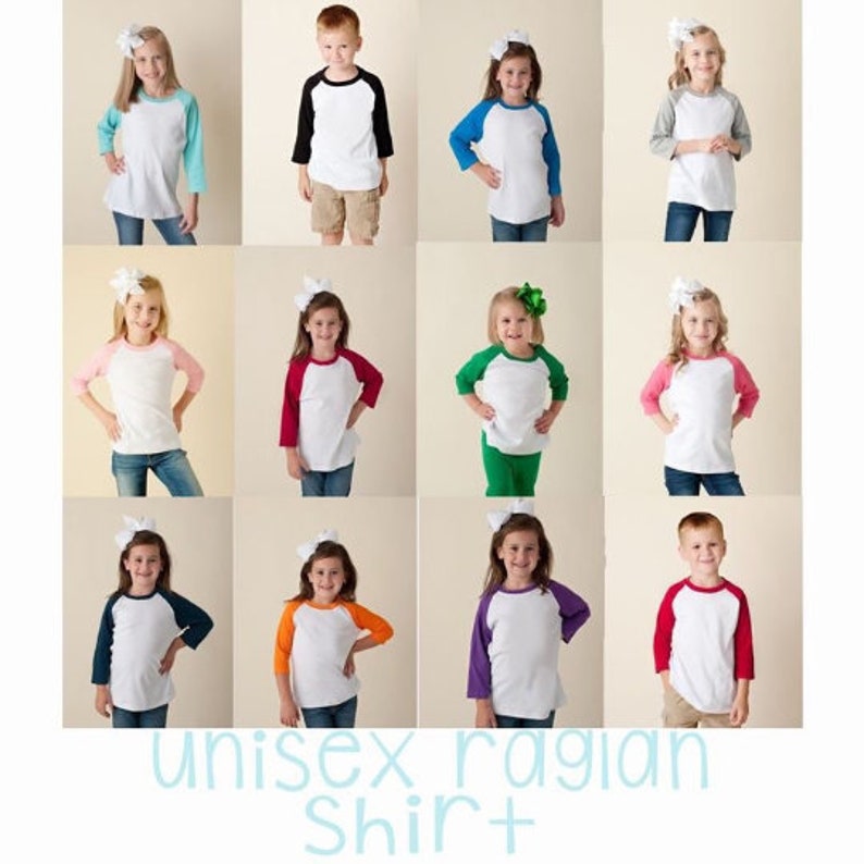 Pu&ograve; includere: Una collezione di dodici magliette raglan con busto bianco e maniche a tre quarti in vari colori a tinta unita, tra cui verde acqua, nero, blu, grigio, rosa, bordeaux, verde, blu scuro, arancione, viola e rosso. Testo: Unisex Raglan Shirt.