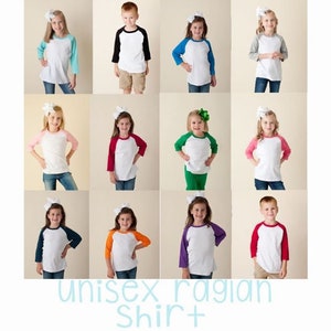 Pu&ograve; includere: Una collezione di 12 camicie per bambini in vari colori. Le camicie sono tutte bianche con una manica raglan colorata. Le maniche sono di colori come rosso, blu, verde, arancione e nero. Le camicie sono tutte unisex e sono perfette per bambini di tutte le et&agrave;.