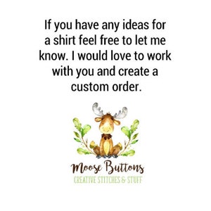 Peut inclure: Une illustration aquarelle d'un &eacute;lan portant un n&oelig;ud papillon assis sur un lit de feuilles vertes. Le texte "Moose Buttons" est sous l'&eacute;lan, avec le slogan "Creative Stitches & Stuff" en dessous. Le texte dit "Si vous avez des id&eacute;es pour un t-shirt, n'h&eacute;sitez pas &agrave; me le faire savoir. J'aimerais beaucoup travailler avec vous et cr&eacute;er une commande personnalis&eacute;e."