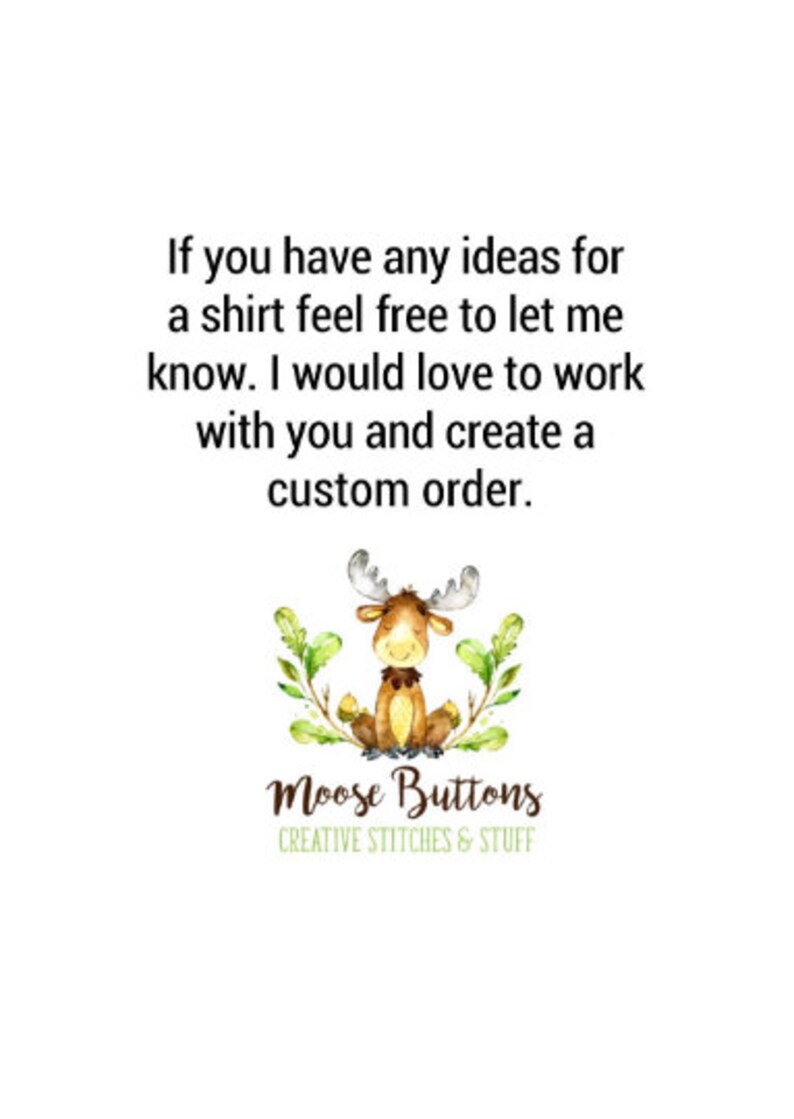 Peut inclure: Une illustration aquarelle d'un &eacute;lan portant un n&oelig;ud papillon assis sur un lit de feuilles vertes. Le texte "Moose Buttons" est sous l'&eacute;lan, avec le slogan "Creative Stitches & Stuff" en dessous. Le texte dit "Si vous avez des id&eacute;es pour un t-shirt, n'h&eacute;sitez pas &agrave; me le faire savoir. J'aimerais beaucoup travailler avec vous et cr&eacute;er une commande personnalis&eacute;e."