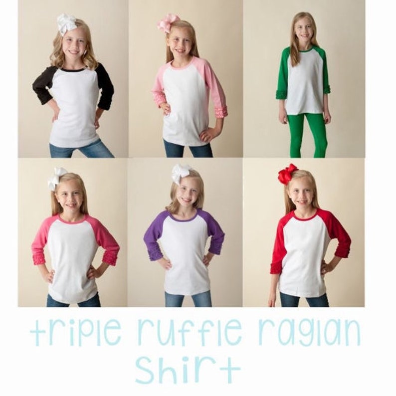 Pu&ograve; includere: Una collezione di sei maglie raglan con corpo bianco e maniche a tre quarti in nero, rosa chiaro, verde, rosa scuro, viola e rosso. Ogni manica presenta un polsino con tripla balza. Il testo recita triple ruffle ragian Shirt.