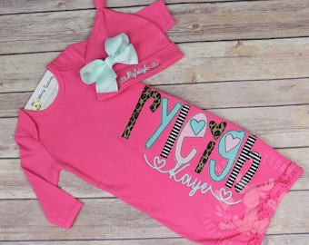 Tenue de retour à la maison pour petite fille, robe de chambre pour petite fille, tenue de retour à la maison pour nouveau-né, bonnet pour petite fille avec noeud, robe de chambre avec nom appliqué.