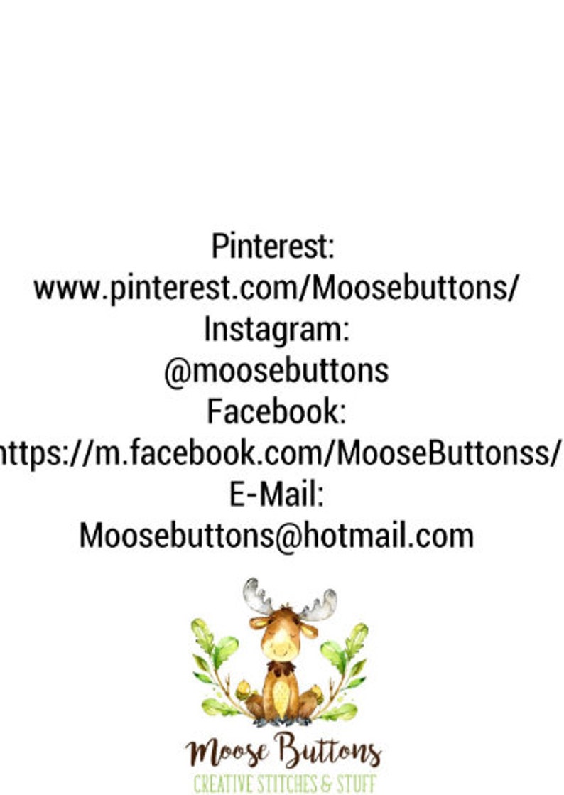 Peut inclure: Une illustration de dessin anim&eacute; d'un &eacute;lan avec des feuilles vertes et le texte "Moose Buttons Creative Stitches & Stuff". Le texte sous l'illustration comprend des coordonn&eacute;es pour Pinterest, Instagram, Facebook et le courrier &eacute;lectronique.