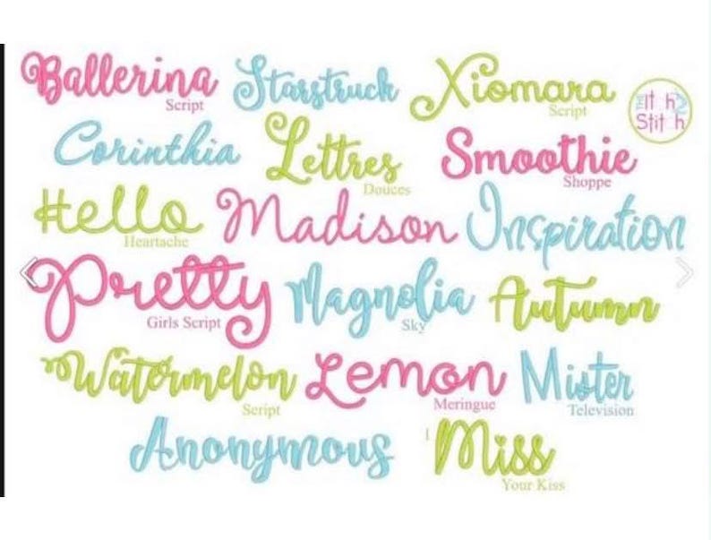 Pu&ograve; includere: Una collezione di caratteri in corsivo ricamati in rosa, azzurro e verde lime. Le parole visualizzate includono Ballerina, Starstruck, Xiomara, Corinthia, Lettres, Smoothie, Hello, Madison, Inspiration, Pretty, Magnolia, Autumn, Watermelon, Lemon, Mister, Anonymous e Miss, con un piccolo logo circolare nell'angolo in alto a destra.