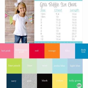 Pu&ograve; includere: Una maglietta bianca a maniche corte con volant e una tabella delle taglie intitolata Girls Ruffle Size Chart con misure in pollici per le taglie da 12m a 12. Una griglia di colori mostra varie tonalit&agrave; tra cui rosa acceso, rosso, arancione, lilla, verde acqua scuro, lime, menta, blu, navy, grigio, nero, giallo e verde kelly.