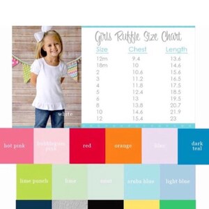 Może przedstawiać: Biała koszulka z kr&oacute;tkim rękawem i falbankami oraz tabela rozmiar&oacute;w Girls Ruffle Size Chart z wymiarami w cm dla rozmiar&oacute;w od 12m do 12. Poniżej znajdują się pr&oacute;bki kolor&oacute;w: r&oacute;żowy, jasnor&oacute;żowy, czerwony, pomarańczowy, liliowy, ciemny turkus, limonkowy, miętowy, niebieski aruba, jasnoniebieski, granatowy, szary, czarny, ż&oacute;łty i zielony kelly.