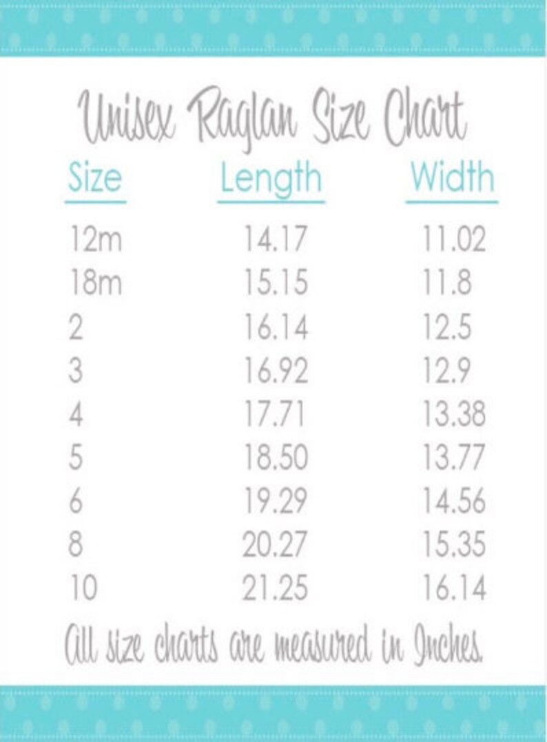 Pu&ograve; includere: Una tabella taglie bianca per magliette raglan unisex con bordi azzurri. Il testo recita Unisex Raglan Size Chart, elencando le taglie da 12m a 10 con le relative misure di lunghezza e larghezza in pollici. In basso &egrave; indicato che le misure sono in pollici.