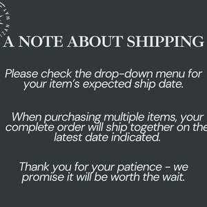 Op de afbeelding: Een donkergrijze informatieve afbeelding met een cirkelvormig logo met een gestileerde ster en de tekst THE ARTIZAN WAY. De tekst luidt: A NOTE ABOUT SHIPPING. Please check the drop-down menu for your item's expected ship date. When purchasing multiple items, your complete order will ship together on the latest date indicated. Thank you for your patience - we promise it will be worth the wait.