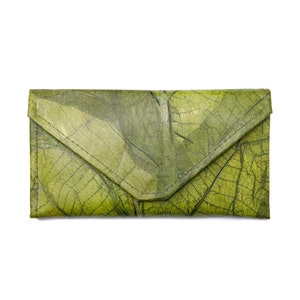 Cartera de mano tipo sobre de piel de hoja *verde, marrón, natural, negra, roja y azul* / Única / Ecológica / Comercio justo / Hecha a mano /