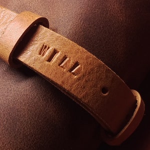 Personnalisation estampée à la main sur un bracelet en cuir