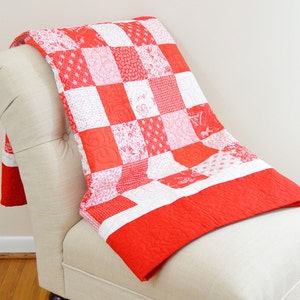 Red and White Checkered Lap Picnic Quilt image 1