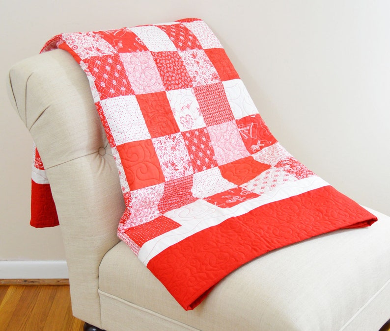 Red and White Checkered Lap Picnic Quilt image 1