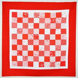 Red and White Checkered Lap Picnic Quilt image 2