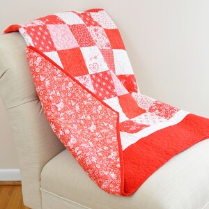 Red and White Checkered Lap Picnic Quilt image 4
