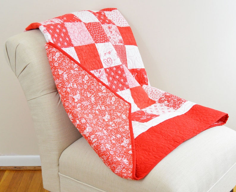 Red and White Checkered Lap Picnic Quilt image 4