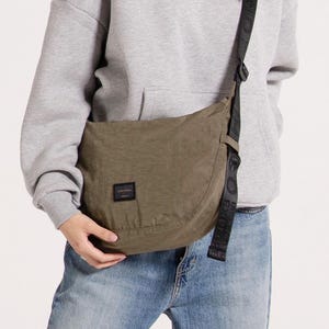 オリーブナイロン クレセント クロスボディバッグ：毎日使える旅行用ホーボーバッグ