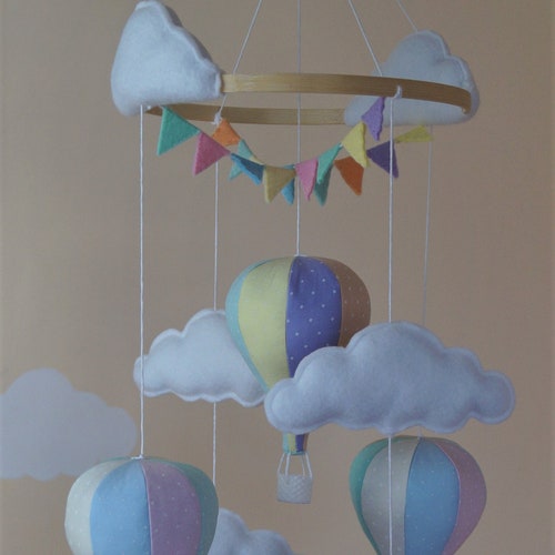 Mobile unisexe pour chambre d'enfant en montgolfière avec guirlandes pastel arc-en-ciel