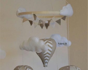 Móvil unisex para bebé con globo aerostático y banderines