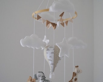 Móvil para bebé Safari con globo aerostático beige y crema, león, cebra, jirafa y elefante.