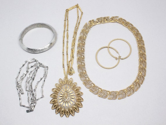 Vintage Five Piece Lot Of Monet Jewelry Gold ANd … - image 1