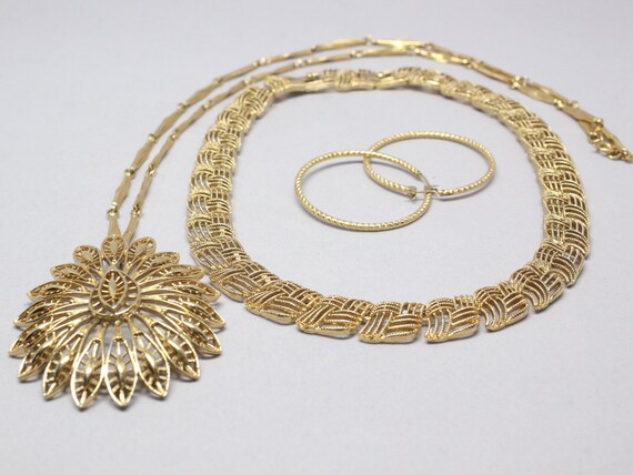 Vintage Five Piece Lot Of Monet Jewelry Gold ANd … - image 3