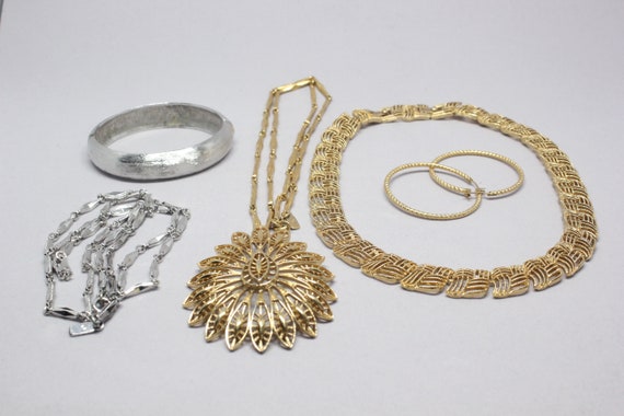Vintage Five Piece Lot Of Monet Jewelry Gold ANd … - image 2