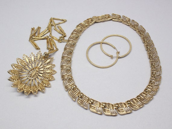 Vintage Five Piece Lot Of Monet Jewelry Gold ANd … - image 4