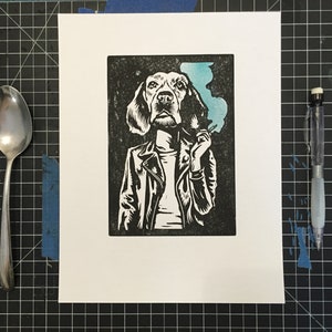 Chien fumeur vêtu d'une veste en cuir, très critique envers vous et vos amis, impression signée