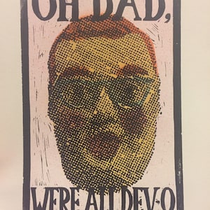 Può includere: Una stampa con il testo "OH DAD, WERE ALL DEVO" in nero, con un ritratto di una persona con toni gialli e arancioni. Il ritratto è composto da piccoli punti. Lo sfondo è rosa chiaro.