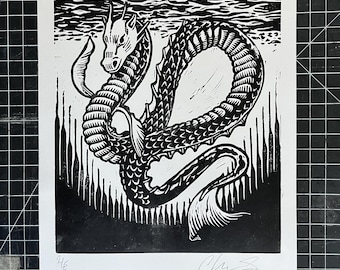 Handgemaakte ogopogo linoleum blokprint cryptide kunst ondertekend door de kunstenaar
