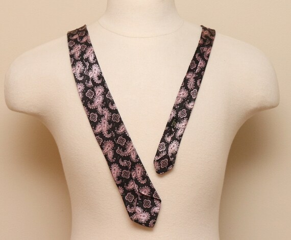 Vintage 1950-60s black and pink paisley skinny ne… - image 3