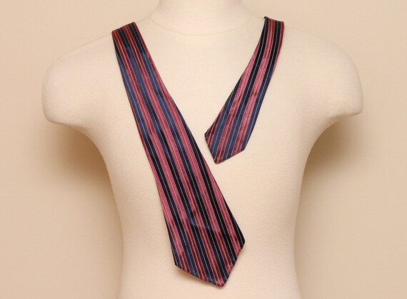 Vintage 1930-40s blue and pink textured stripe ray
