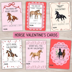 Könnte beinhalten: Eine Sammlung von Valentinskarten mit Pferdeillustrationen. Jede Karte hat eine einzigartige Botschaft, wie "Du bringst mein Herz zum Galoppieren!" und "Woah! Willst du mein/e Valentine sein?" Die Karten sind in verschiedenen Farben, darunter Rosa und Rot.