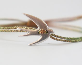 Bransoletka z zawieszką w kształcie jaskółki ze srebra: regulowana makrama, biżuteria przyjaźni