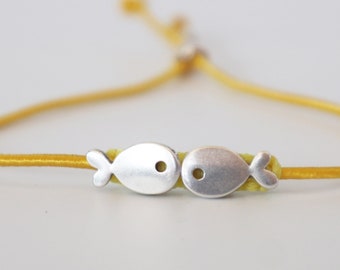 Bracelet Tressé Main En Fil De Soie Bleue Avec Breloque Poisson Doré – Design Unique Et Vintage