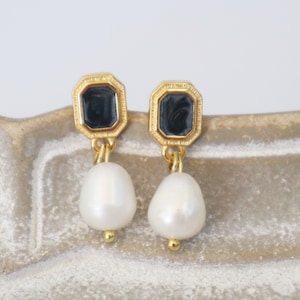 Ohrringe mit schwarzer Emaille und Perlen•Barocke Perlenohrringe•Perlenschmuck im Vintage-Stil•Weihnachtsgeschenk für sie•Jahrestagsgeschenk