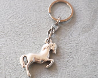 Llavero de caballo bañado en plata: regalo ecuestre