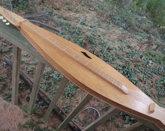 Dulcimer Hand made Signed and Dated by Craftsman Geoffry R. Johnson February of 1998 VSL of 27 1/4 inches. Long Wide body, nice clear tone