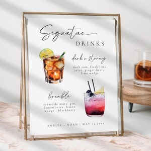 Puede incluir: Un cartel de boda imprimible con un marco dorado y un fondo blanco. El cartel enumera dos bebidas de autor: "Dark n Stormy" y "Bramble". Cada bebida está ilustrada con una pintura de acuarela del cóctel. El cartel también incluye los nombres de la pareja y la fecha de la boda.