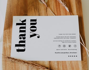 Puede incluir: Una tarjeta de agradecimiento blanca con texto negro que dice "Gracias" en letras grandes. La tarjeta también incluye un mensaje agradeciendo al cliente su pedido y ofreciendo un descuento del 10% en su próxima compra con el código "THANKS10". La tarjeta también anima a los clientes a etiquetar a la empresa en las redes sociales.