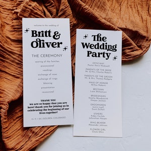 Puede incluir: Dos tarjetas blancas con texto negro anunciando una ceremonia de boda y una recepción. La tarjeta de la ceremonia enumera el orden de los eventos, incluyendo la colocación de las familias, las lecturas, el intercambio de votos, el intercambio de anillos, la bendición, la presentación y la salida. La tarjeta de la recepción enumera al oficiante, los padres de la novia y el novio, la dama de honor, el padrino, las damas de honor, los padrinos, los acompañantes, el portador de anillos y la niña de las flores.