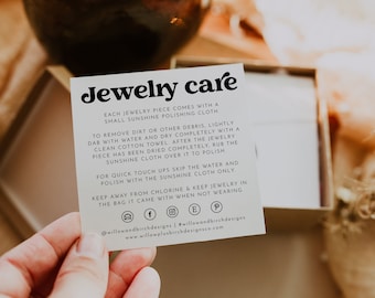 Könnte beinhalten: Eine weiße Karte mit schwarzem Text, der "Jewelry care" lautet und Anweisungen zum Reinigen und Aufbewahren von Schmuck enthält. Die Karte enthält Social-Media-Symbole und Website-Informationen für Willow and Birch Designs.