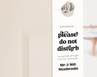 Puede incluir: Un cartel de puerta blanco con texto negro que dice "SHHHHH... please do not disturb we partied all night with the newlyweds Mr. & Mrs. Westbrooke".