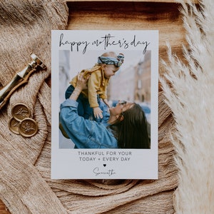 K&ouml;nnte beinhalten: Eine wei&szlig;e Karte mit dem Text "happy mother's day" in schwarzer Schrift. Ein Foto einer Frau, die ein Kind h&auml;lt, befindet sich in der Mitte der Karte. Der Text "thankful for your today + every day" befindet sich unter dem Foto. Ein Herzsymbol und der Name "Samantha" befinden sich unter dem Text.