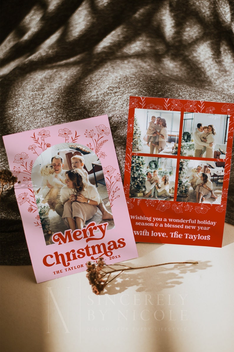 Peut inclure: Deux cartes de No&euml;l roses et rouges avec des motifs floraux. Une carte pr&eacute;sente une photo de famille avec un chien et le texte "Merry Christmas" et "The Taylor Family 20xx". L'autre carte pr&eacute;sente un collage de photos de famille et le texte "Wishing you a wonderful holiday season & a blessed new year with love, The Taylors".